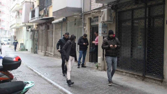 Doğalgaz kutusu üzerinde unutulan çanta, ekipleri harekete geçirdi