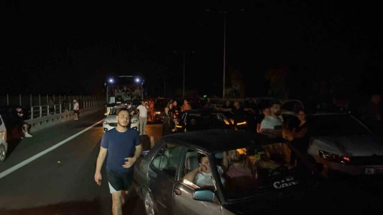 Doğalgaz yüklü tır devrildi, otoyol trafiğe kapatıldı