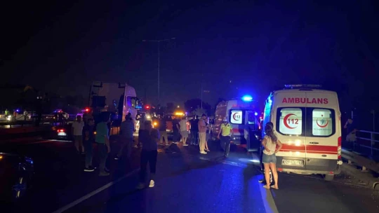Doğalgaz yüklü tır devrildi, otoyol trafiğe kapatıldı