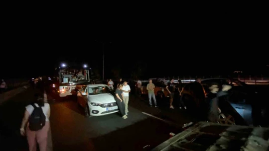 Doğalgaz yüklü tır devrildi, otoyol trafiğe kapatıldı