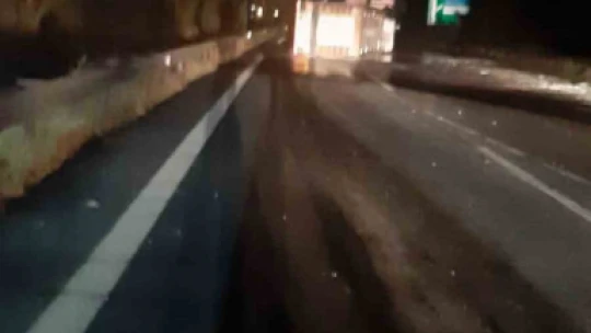 Doğalgaz yüklü tır devrildi, otoyol trafiğe kapatıldı