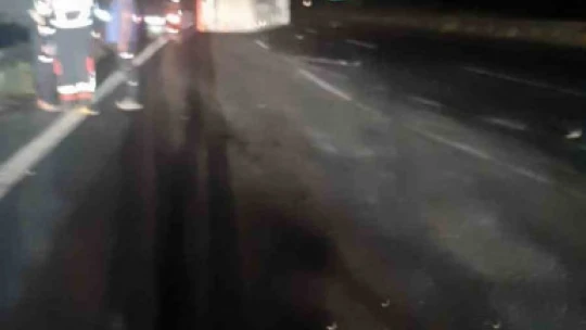Doğalgaz yüklü tır devrildi, otoyol trafiğe kapatıldı