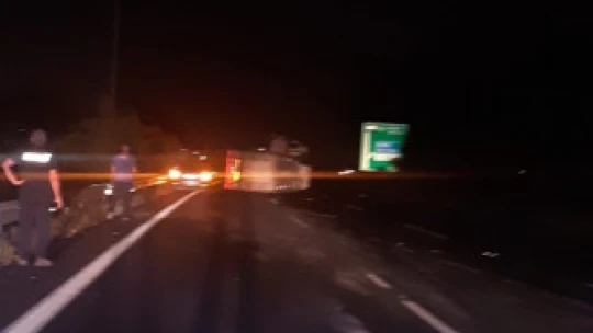 Doğalgaz yüklü tır devrildi, otoyol trafiğe kapatıldı