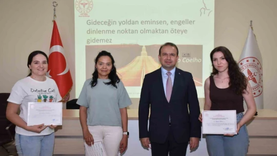 Doğumda görev alan personeller sertifika alıyor