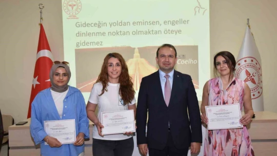 Doğumda görev alan personeller sertifika alıyor