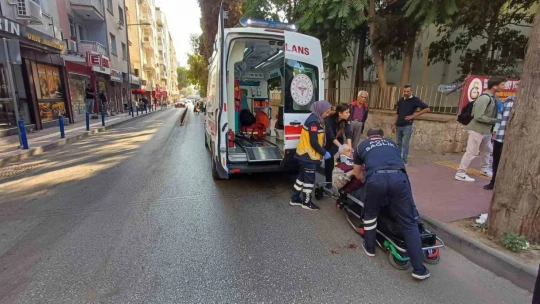 Dönüş yapmak isteyen otomobil yayaya çarptı: 1 yaralı
