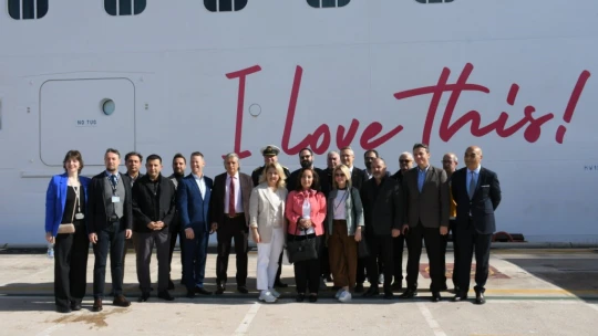 Dünyanın en büyük kruvaziyer gemisi Kuşadası'nda