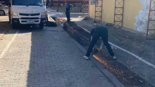 Efekent Pazar Yeri'nde mazgallar temizlendi