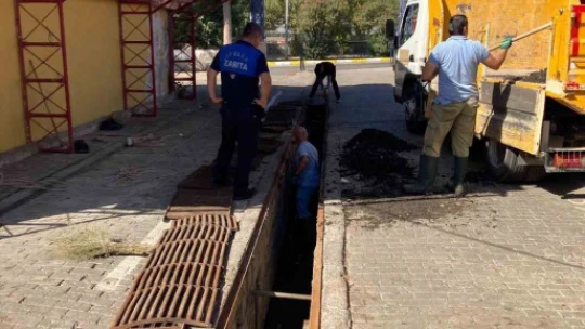 Efekent Pazar Yeri'nde mazgallar temizlendi
