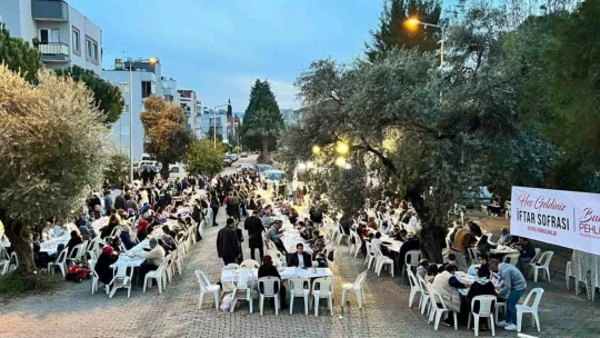 Efeler Belediye Başkan Adayı Pehlivan, iftarını mahalle sakinleri ile birlikte açtı