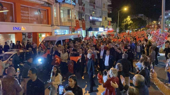 Efeler Belediyesi, 'Cumhuriyet Bayramı'nı fener alayı ile taçlandırdı