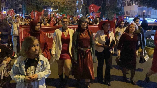 Efeler Belediyesi, 'Cumhuriyet Bayramı'nı fener alayı ile taçlandırdı