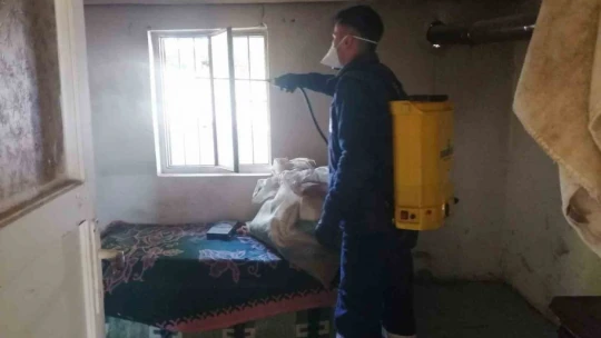Efeler Belediyesi çöp evleri temizledi