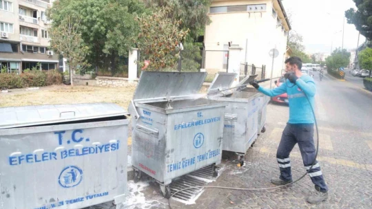 Efeler Belediyesi çöp konteynerlerini yıkayıp dezenfekte ediyor