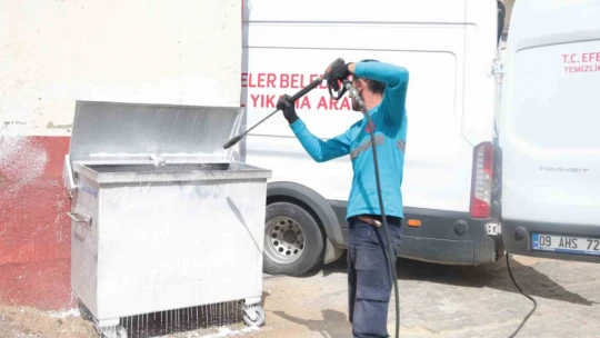 Efeler Belediyesi çöp konteynerlerini yıkayıp dezenfekte ediyor