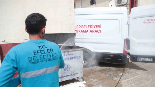 Efeler Belediyesi çöp konteynerlerini yıkayıp dezenfekte ediyor
