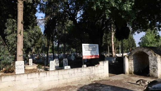 Efeler Belediyesi ecdat mezarlarını iş makinesi ile yıktı