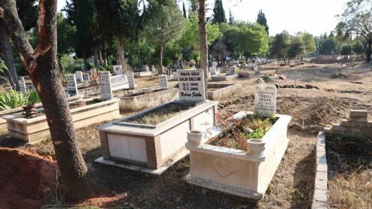Efeler Belediyesi ecdat mezarlarını iş makinesi ile yıktı