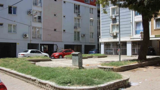 Efeler Belediyesi ilgilenmeyince, çocukların oynayacağı alan çöplüğe döndü