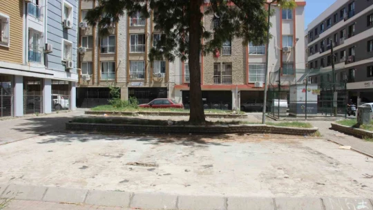 Efeler Belediyesi ilgilenmeyince, çocukların oynayacağı alan çöplüğe döndü