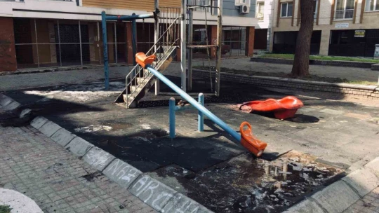 Efeler Belediyesi ilgilenmeyince, çocukların oynayacağı alan çöplüğe döndü
