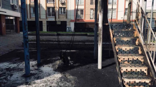 Efeler Belediyesi ilgilenmeyince, çocukların oynayacağı alan çöplüğe döndü