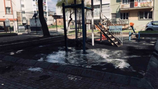 Efeler Belediyesi ilgilenmeyince, çocukların oynayacağı alan çöplüğe döndü
