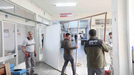 Efeler Belediyesi'nde bazı birimlerde vatandaşlara kapatılan kapılar kaldırıldı