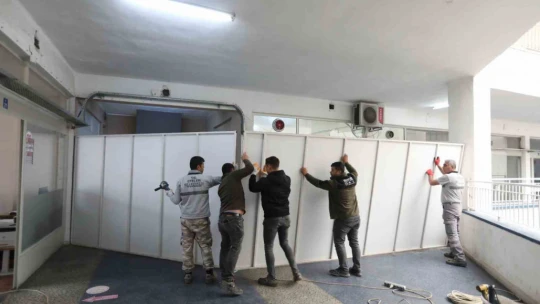 Efeler Belediyesi'nde bazı birimlerde vatandaşlara kapatılan kapılar kaldırıldı