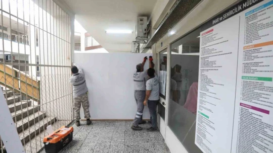 Efeler Belediyesi'nde bazı birimlerde vatandaşlara kapatılan kapılar kaldırıldı