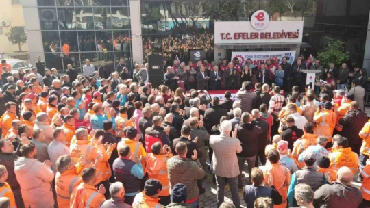 Efeler Belediyesi'nde işçiler maaş artışını davul zurnayla kutladı