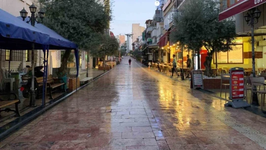 Efeler Belediyesi'nden Sevgi Yolu'nda temizlik çalışması