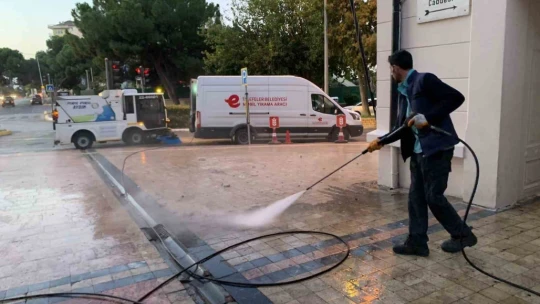 Efeler Belediyesi'nden Sevgi Yolu'nda temizlik çalışması