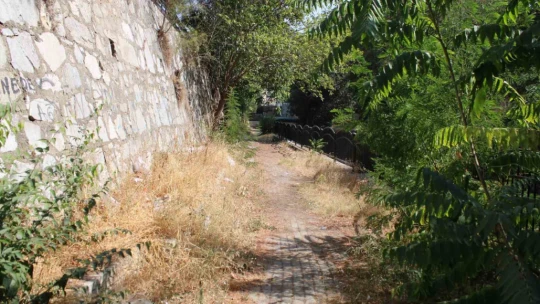 Efeler Belediyesi Pınarbaşı alt yolunu unuttu, yol çöplüğe döndü