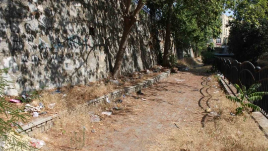 Efeler Belediyesi Pınarbaşı alt yolunu unuttu, yol çöplüğe döndü