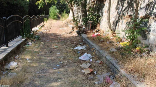 Efeler Belediyesi Pınarbaşı alt yolunu unuttu, yol çöplüğe döndü