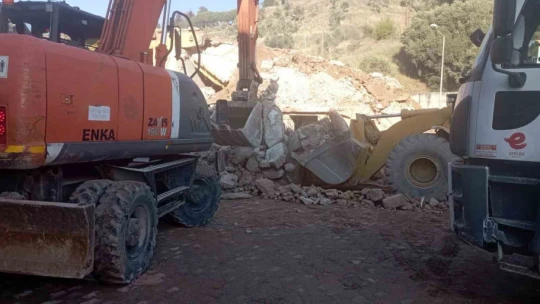 Efeler Belediyesi riskli binaların yıkımına devam ediyor