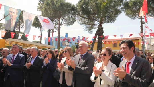 Efeler Belediyesi Umurlu Mahallesi'ndek, halı sahayı hizmete açtı