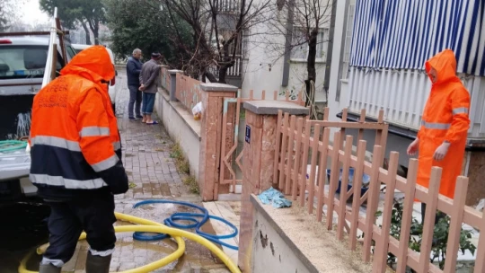 Efeler Belediyesi, yağıştan mağdur olan vatandaşlar için seferber oldu