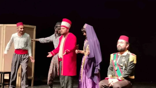 Efeler'de 'Hamdi'nin İşleri Orta Oyunu' tiyatroseverlerle yeniden buluştu