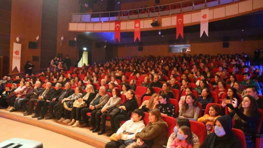 Efeler'de 'Hamdi'nin İşleri Orta Oyunu' tiyatroseverlerle yeniden buluştu