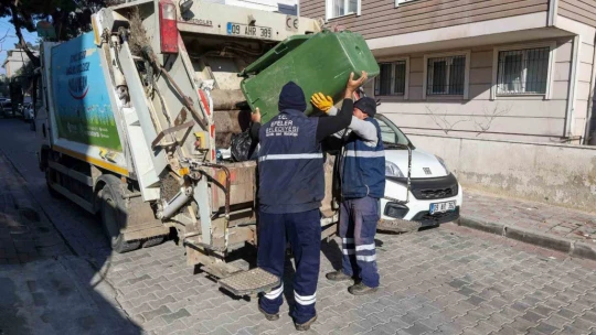 Efeler'de belediye ekiplerince temizlik aksamıyor