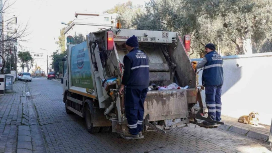 Efeler'de belediye ekiplerince temizlik aksamıyor