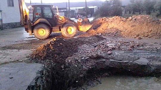 Efeler'de bozulan yollara anında müdahale