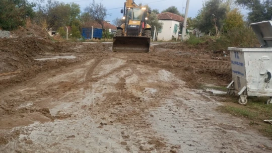 Efeler'de bozulan yollara anında müdahale