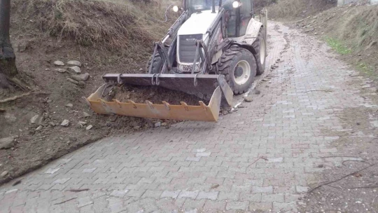 Efeler'de bozulan yollara anında müdahale