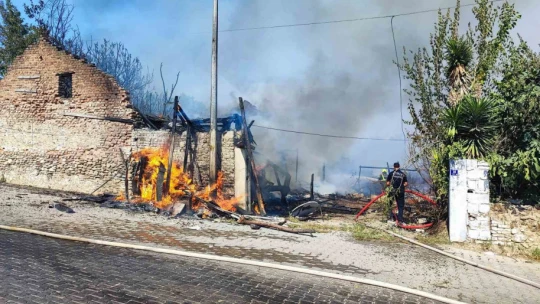 Efeler'de çıkan yangında 2'si metruk 3 ev zarar gördü