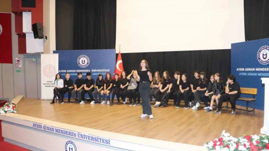 Efeler'de genç yetenekler sahne aldı