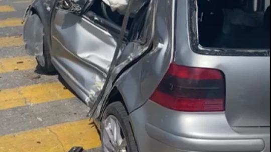 Efeler'de iki otomobil çarpıştı: 3 yaralı