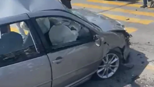 Efeler'de iki otomobil çarpıştı: 3 yaralı